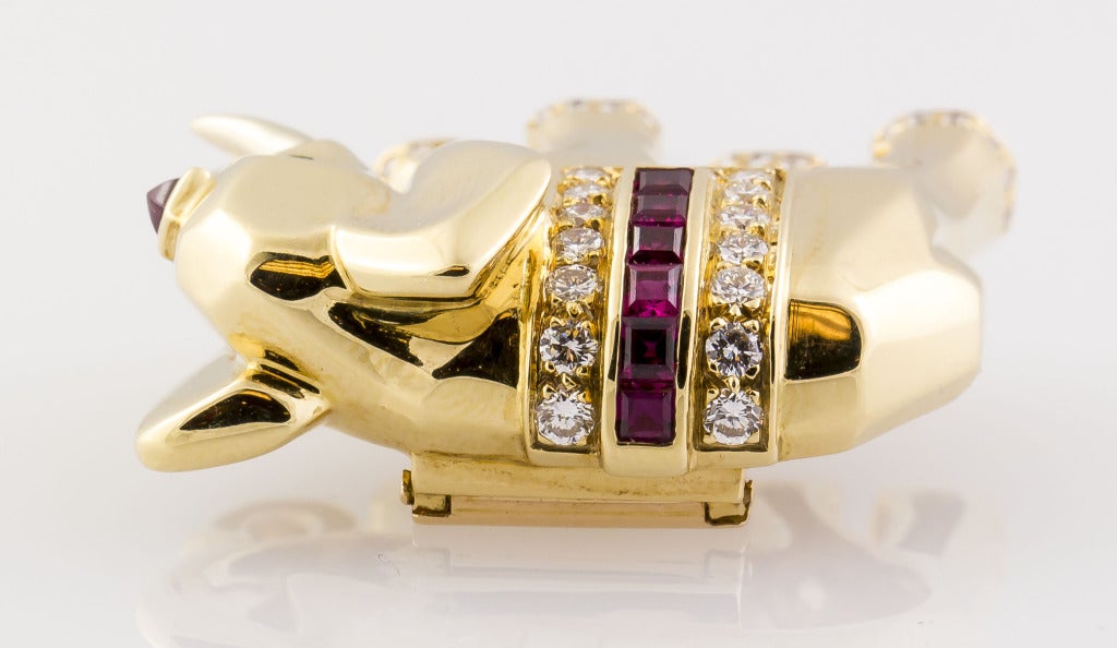 CARTIER Ruby Diamond Emerald & Gold Elephant Brooch In Excellent Condition In New York, NY