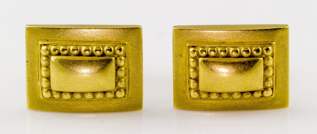 Handsome 18K green gold cufflinks resembling a shield, by Kieselstein-Cord, circa 1985. Bottom end is flexible for ease of installation.
Hallmarks: Kieselstein-Cord, 750, maker's mark, 1985.