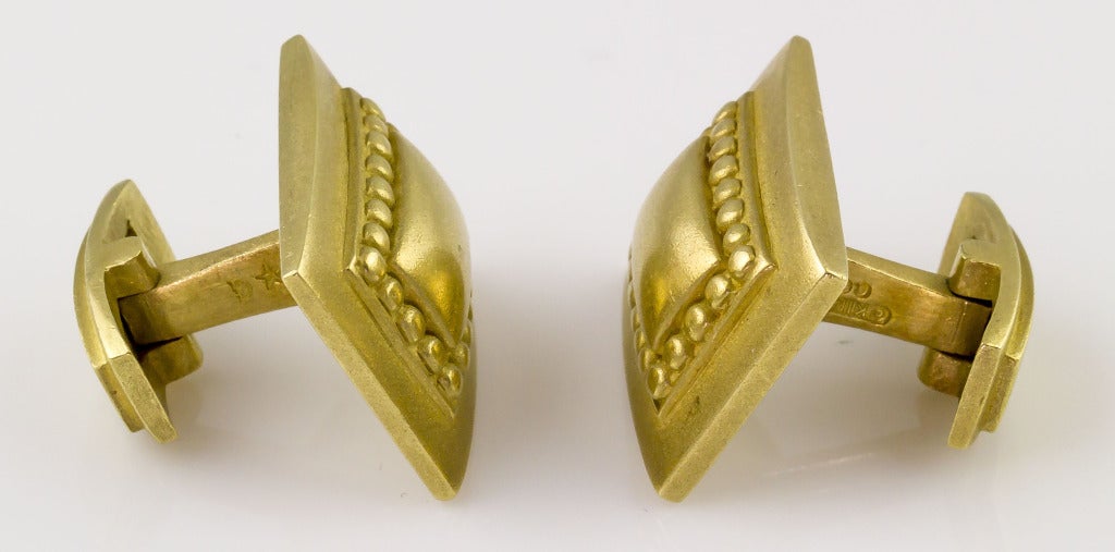 Kieselstein-Cord Gold Shield Cufflinks In Excellent Condition In New York, NY