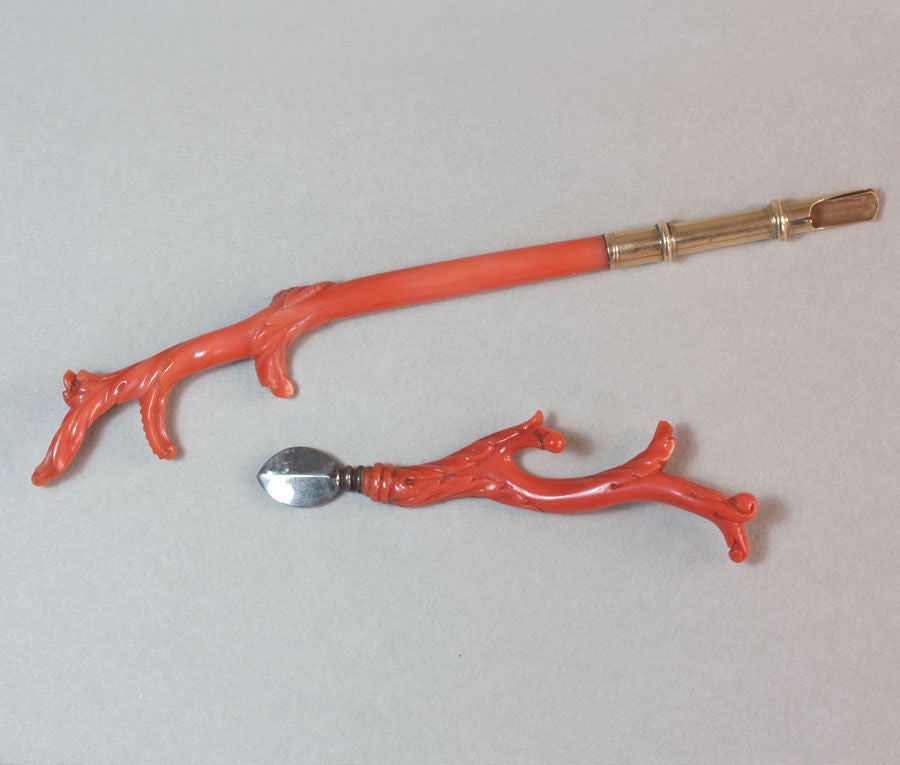 A gold penholder with a coral handle carved with leaves and flowers, and a steel penknife, also with a carved coral handle. Italy, in original case, circa 1830.

Pen: 15 x 2 cm.
Knife: 8.5 x 1.5 cm.