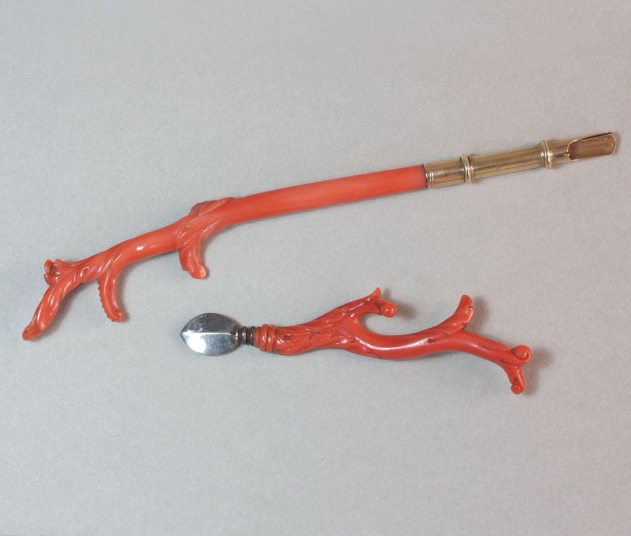 Un porte-plume en or avec un manche en corail sculpté de feuilles et de fleurs, et un canif en acier, également avec un manche en corail sculpté. Italie, dans son coffret d'origine, vers 1830.

Stylo : 15 x 2 cm.
Couteau : 8,5 x 1,5 cm.