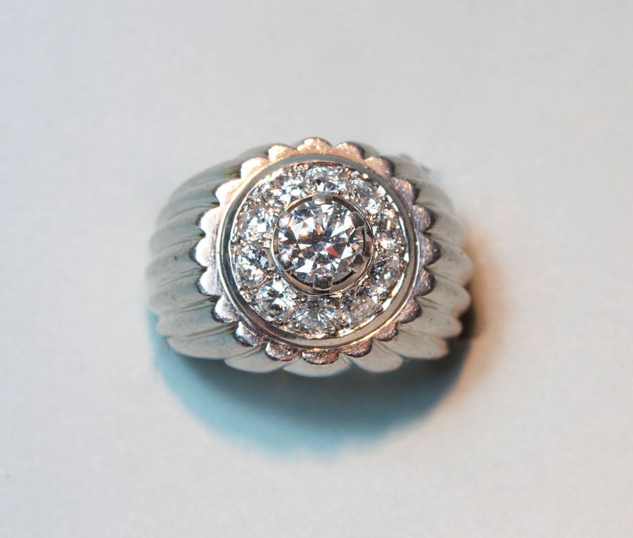 Grande bague cible à monture côtelée en platine sertie de diamants (environ 1,75 carats, G/H), marque de maître : George l'Enfant, vers 1970.

poids : 22,1 grammes
diamètre : 1,5 cm.
