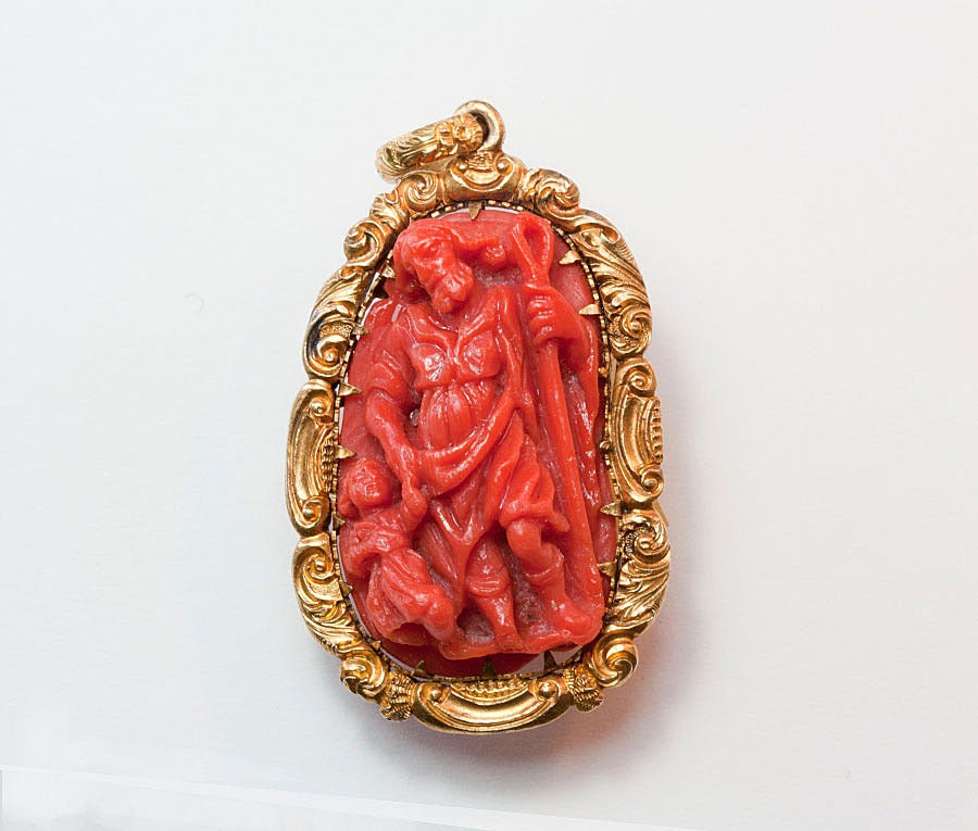 A rare double early cameo, on one side; Joseph with Jezus, on the other side; the angel Gabriel, Italy, with a gold Georgian mounting, circa 1750.

weight: 17.8 grams
dimensions: 5 x 2.7 x 1.5 cm.