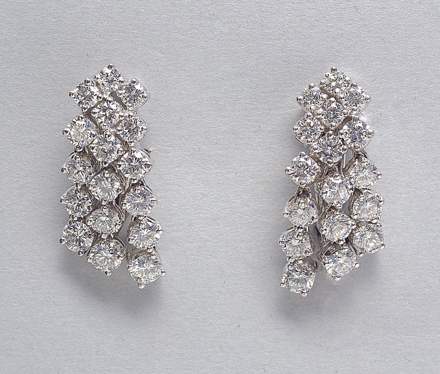 A pair of platinum and 18 carat white gold ear clips set with brilliant cut diamonds (app. 5 carats in total, color F-G) signed and numbered: Oscar Heyman, 702665, V.S., circa 1950.

weight: 17.1 grams
dimensions: 2.7 x 1.7 cm.