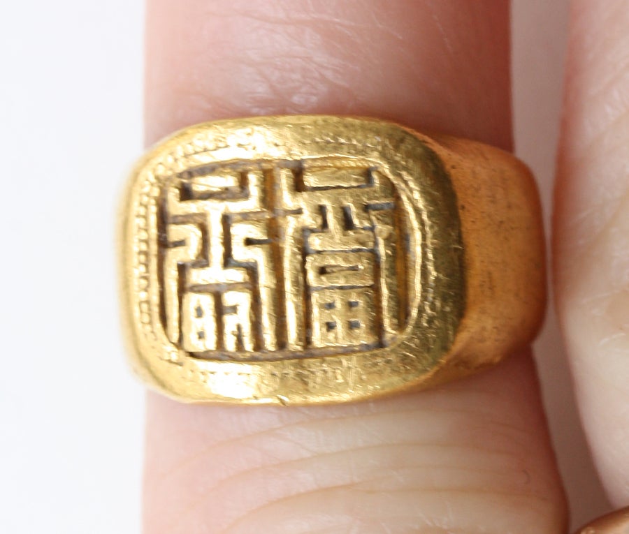 Lucky Gold Seal Ring In Excellent Condition In Amsterdam, NL