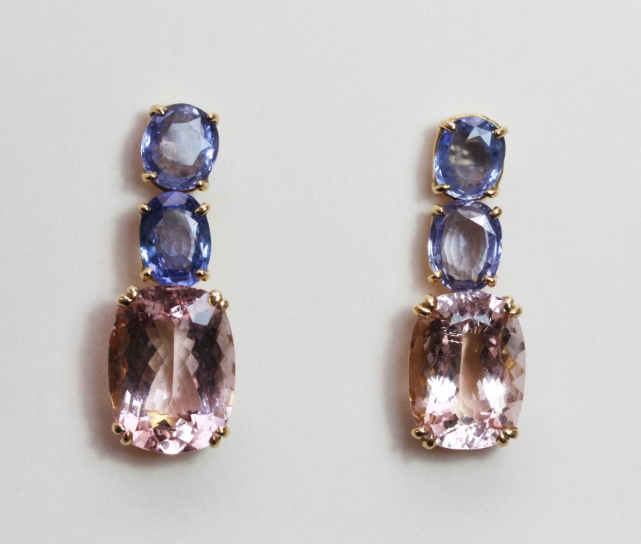 A pair of 18 carat gold earrings set with light blue Ceylon sapphires (app. 10 carats) and pink morganite (app. 16 carats), circa 1950.

weight: 19 grams
length: 3.7 cm.