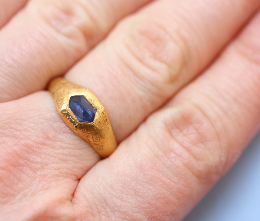 Important Medieval Octahedron Cut Sapphire and Gold Ring 3