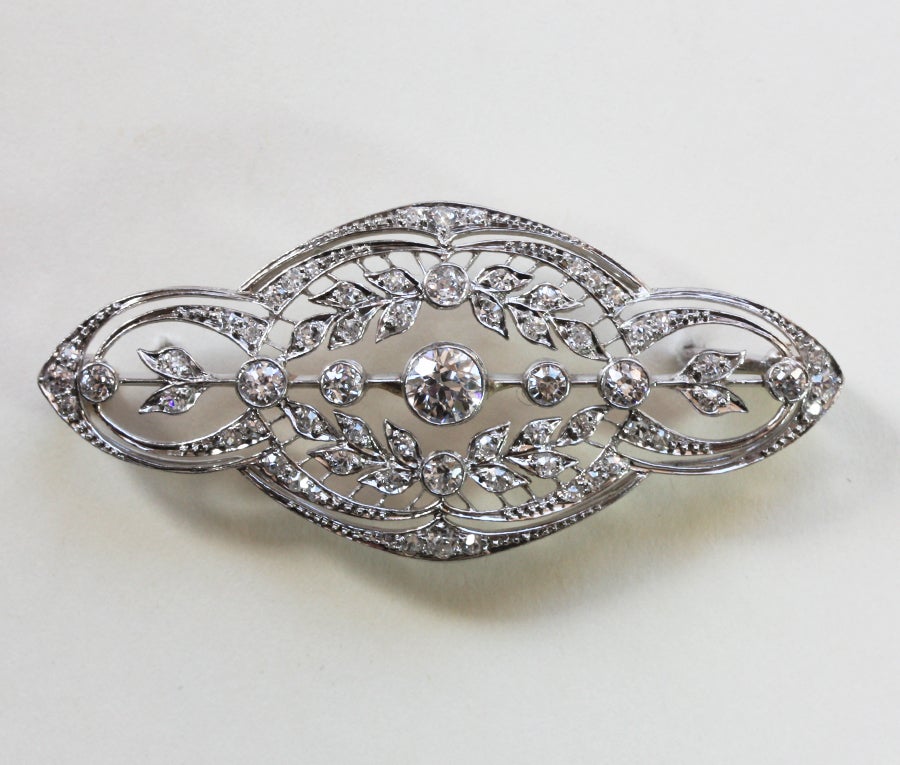 A pretty open worked platinum brooche set with diamonds with garland decorations, signed: T.A. Kohn & Son, circa 1915, New York, V.S.

weight: 10.4 grams
dimensions: 5 x 2.3 cm