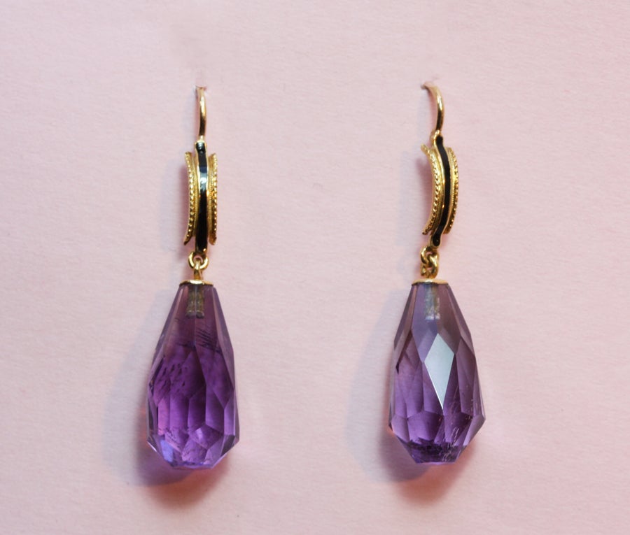 A pair of 18 carat gold earrings with amethyst briolettes and small black enamel stripes, France, 19th century.

weight: 5.3 grams
dimensions: 4 x 1 cm.