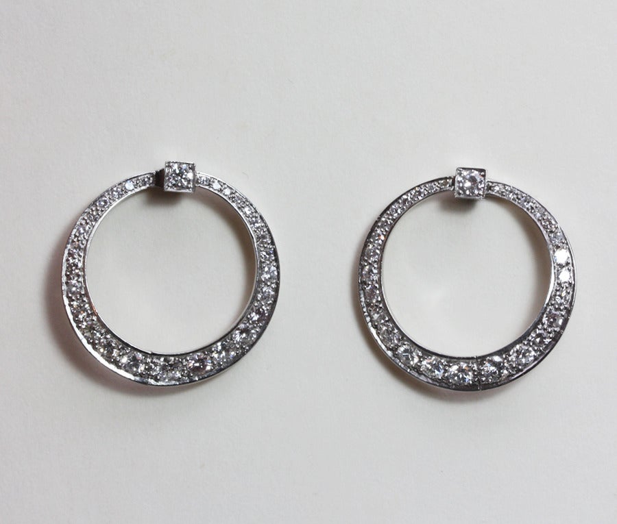 A pair of hoop earrings made of platinum and 18 carat white gold set with brilliant cut diamonds (circa 2 carats in total), very pretty on the ear where they are made as if they go through the ear, France, circa 1950. 

gewicht: 7.4