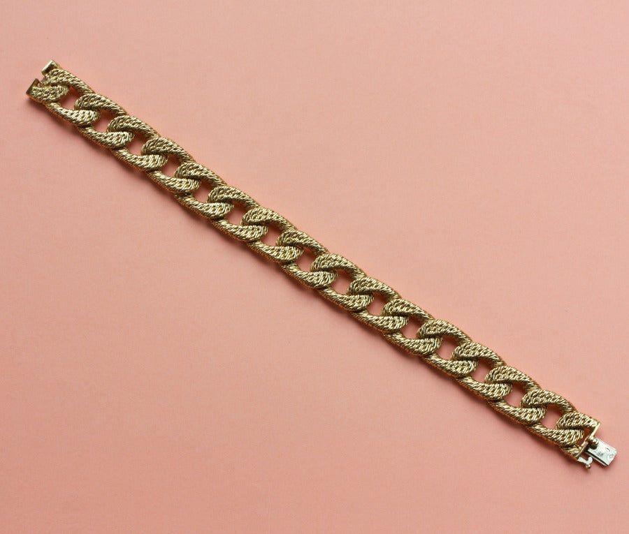 A beautiful braided 18 carat gold link bracelet, signed and numbered: Tiffany & Co., France, by George l'Enfant, circa 1980.

weight: 55 grams
length: 19 x 1.2 cm.