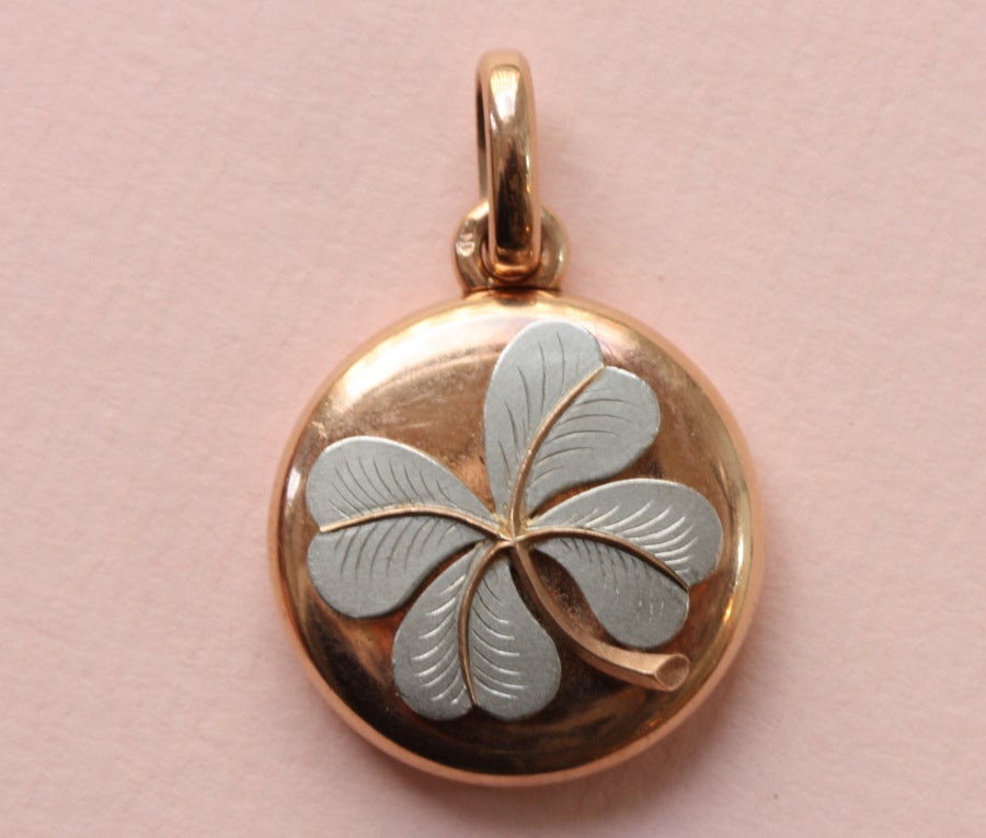 An 18 carat gold pink gold locket decorated with a platinum clover, Austria (Austro-Hungarian), 1872-1922.

weight: 14.4 grams
diameter: 2.5 cm (with hoop 3.8 cm)