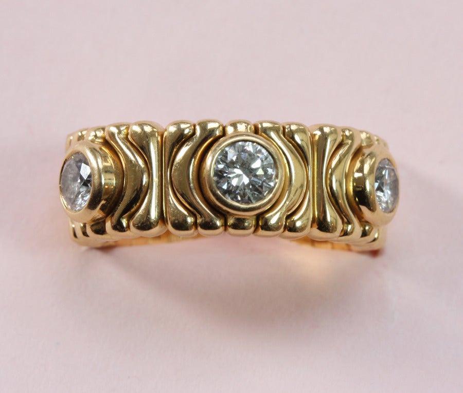 An 18 carat gold flexible ring (set with three brilliant cut diamonds (3 x 0.3 carat), open shank, signed: Bulgari, circa 1980, Italy.

weight: 15.5 gram
ring size: 16.5 mm 6 US