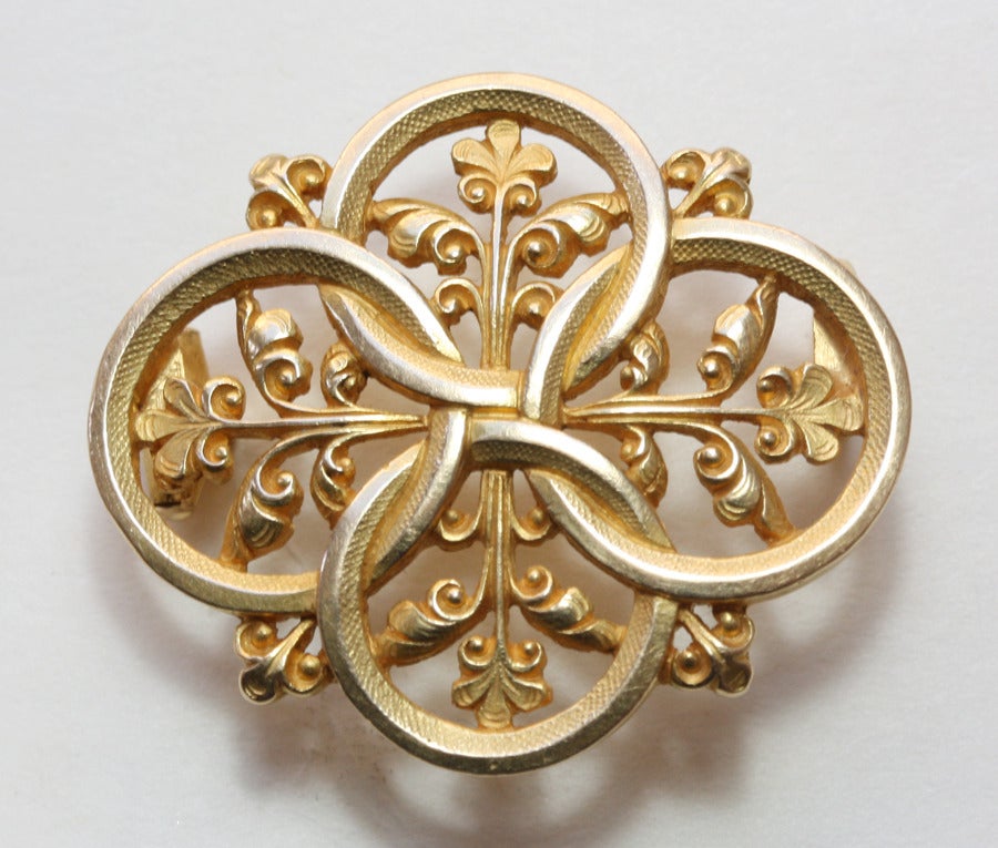 An 18 carat gold brooch with intertwined quatre foil motive, with foliage, fully signed Wièse and also marked with Louis Wièse's (Paris, 1852-1923) master's mark after 1858, 1870, France.

weight: 8.5 grams
dimensions: 2.5 x 3 cm.
