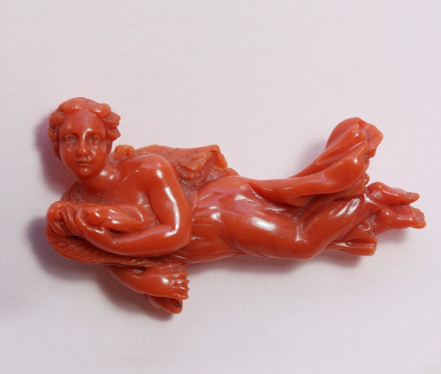 Grande broche en corail représentant un ange, Italie, XVIIIe siècle.

poids : 19,1 grammes
dimensions : 6,1 cm.