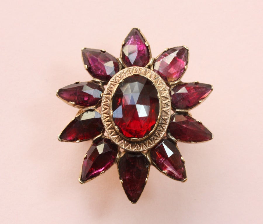 An 18 carat gold ring set with a large star of rhodolite garnets, South of France, 19th century.

dimensions: 3.1 x 2.8 cm.
weight: 7.5 gram
ring size: 16.5 mm.