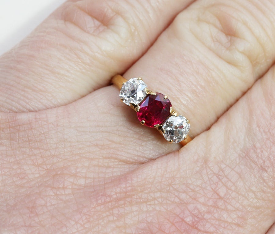 Edwardian TIFFANY & CO. Diamond and Ruby Gold Three Stone Ring