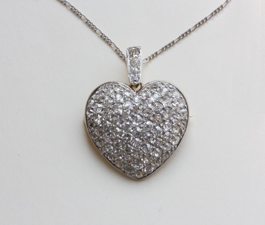 Pendentif ou broche en platine (avec support en or) en forme de cœur serti de jolis diamants taille coussin (environ 4 carats au total), avec une chaîne en platine, le haut du pendentif est détachable lorsqu'il est porté en broche, Angleterre, vers