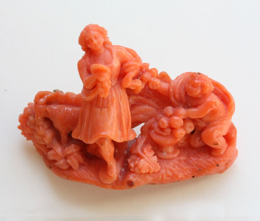 Spilla e scultura in corallo con scena bucolica che elogia la vita di campagna, Italia, XVIII secolo.