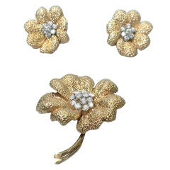 VAN CLEEF & ARPELS Diamond and Gold Pin and Earrings<br />
