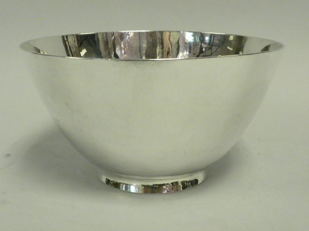 This is a striking sterling silver bowl by premier American silversmiths Tiffany & Co. in a fantastic Art Moderne design that was produced in the special handwork line of the early twentieth century. This circular bowl has very deep sides with a rim