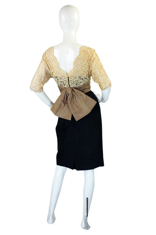 Absolutely gorgeous 1950s dress with superb detailing and construction! From designer Nathon Strong it is a classic fifties cocktail or dinner dress and has that subtle sexiness that pieces from this time are renowned for. The front is all chic