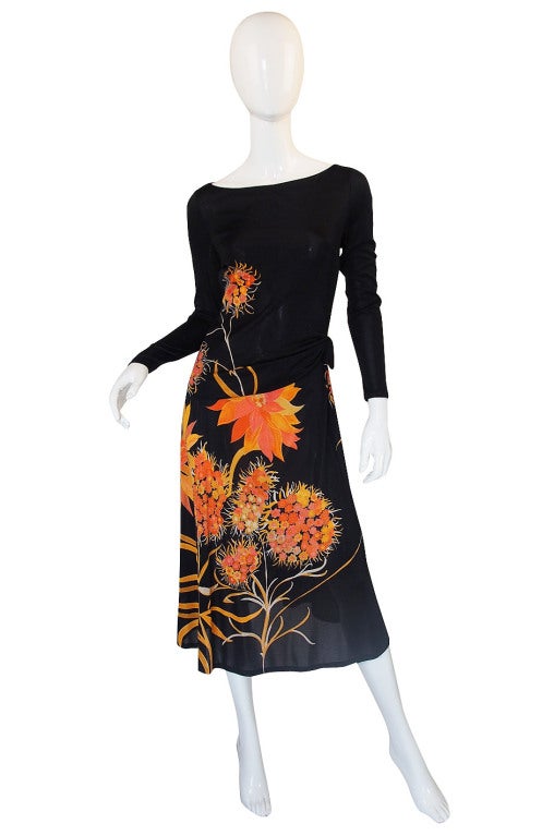 Fabulous little jersey Mac Tac dress with a pretty print thay highlight the skirt. Skinny lean upper body and a defined waist. The skirt swings out like a Danskin style dress and has pretty pops of orange and tangerine. Ships professionally dry