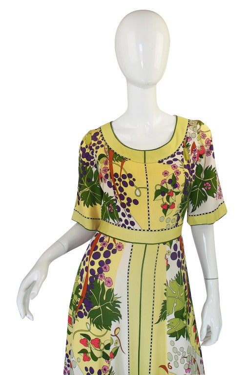 1960s Beautiful & Pristine Grapevine Printed Silk Bessi Dress In Excellent Condition In Rockwood, ON