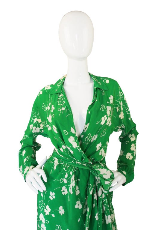 Resort 1977 Halston Green Silk Wrap Print Dress In Good Condition In Rockwood, ON