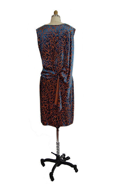 A really really beautiful twenties dress in cut silk that drapes absolutely beautifully! The colors are divine - a muted coral base is covered head to toe with a bits of velvet in the perfect soft blue. The combination is stunning! The front is
