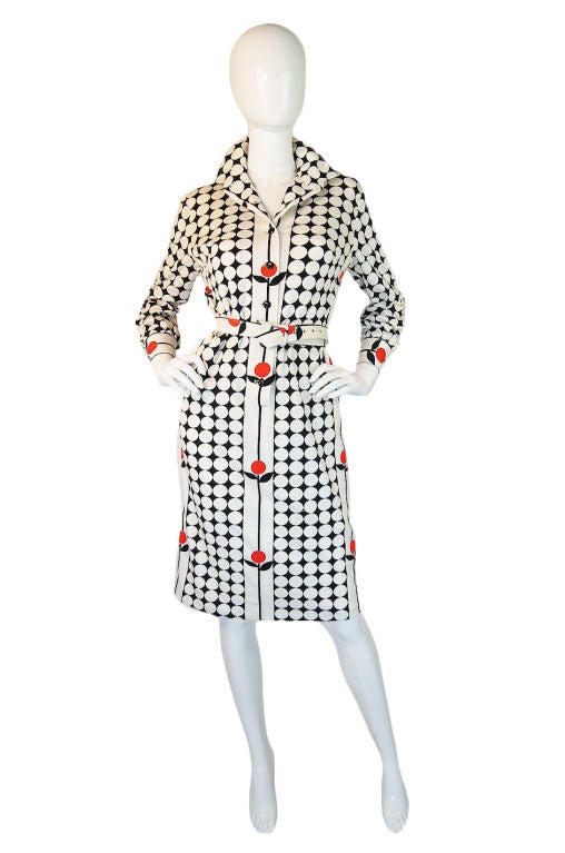 Op art, insanely fabulous poly knit jersey print dress from Givenchy couture! It seems odd to see a piece done specifically for a client in a poly jersey but don't forget that at the time this was a cutting edge fabric. The ability to screen colors