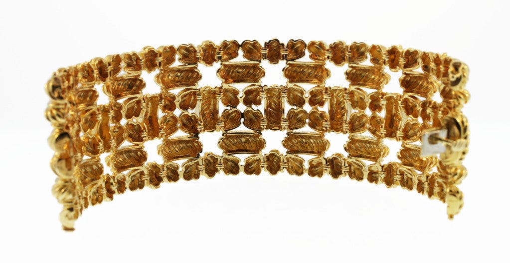 Wide Bold Gold Link Bracelet In Excellent Condition In Atlanta, GA