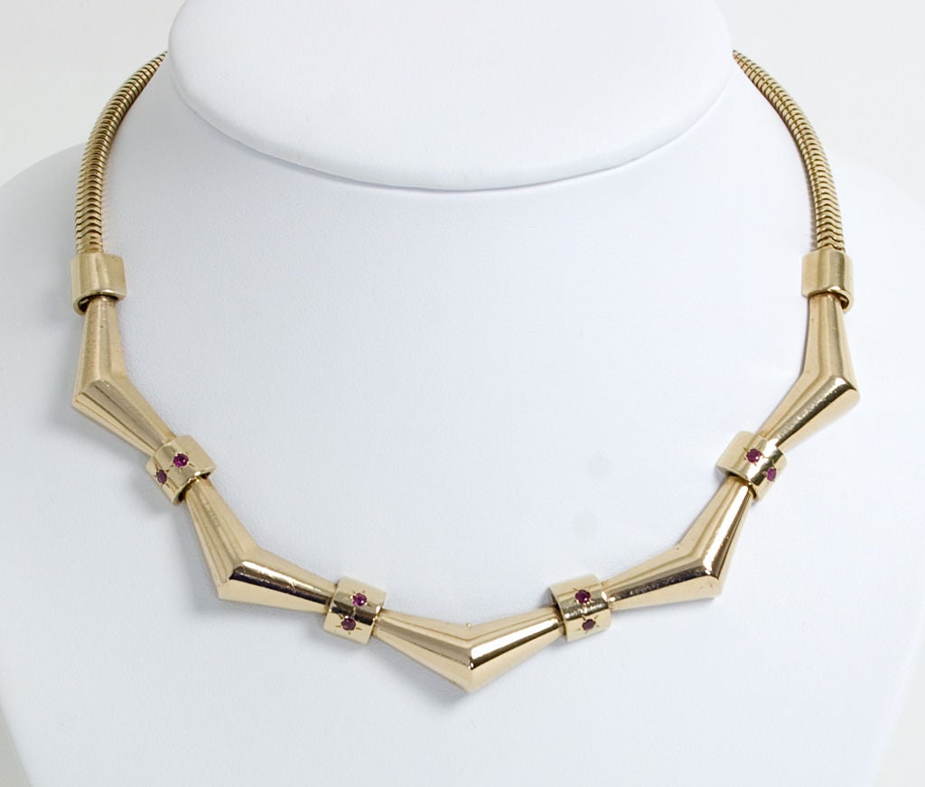 Ungewöhnliche Retro-Halskette, die eine Schlangenkette mit V-förmigen Gliedern kombiniert. Der Zickzack-Effekt macht sie zu etwas ganz Außergewöhnlichem. Misst 16