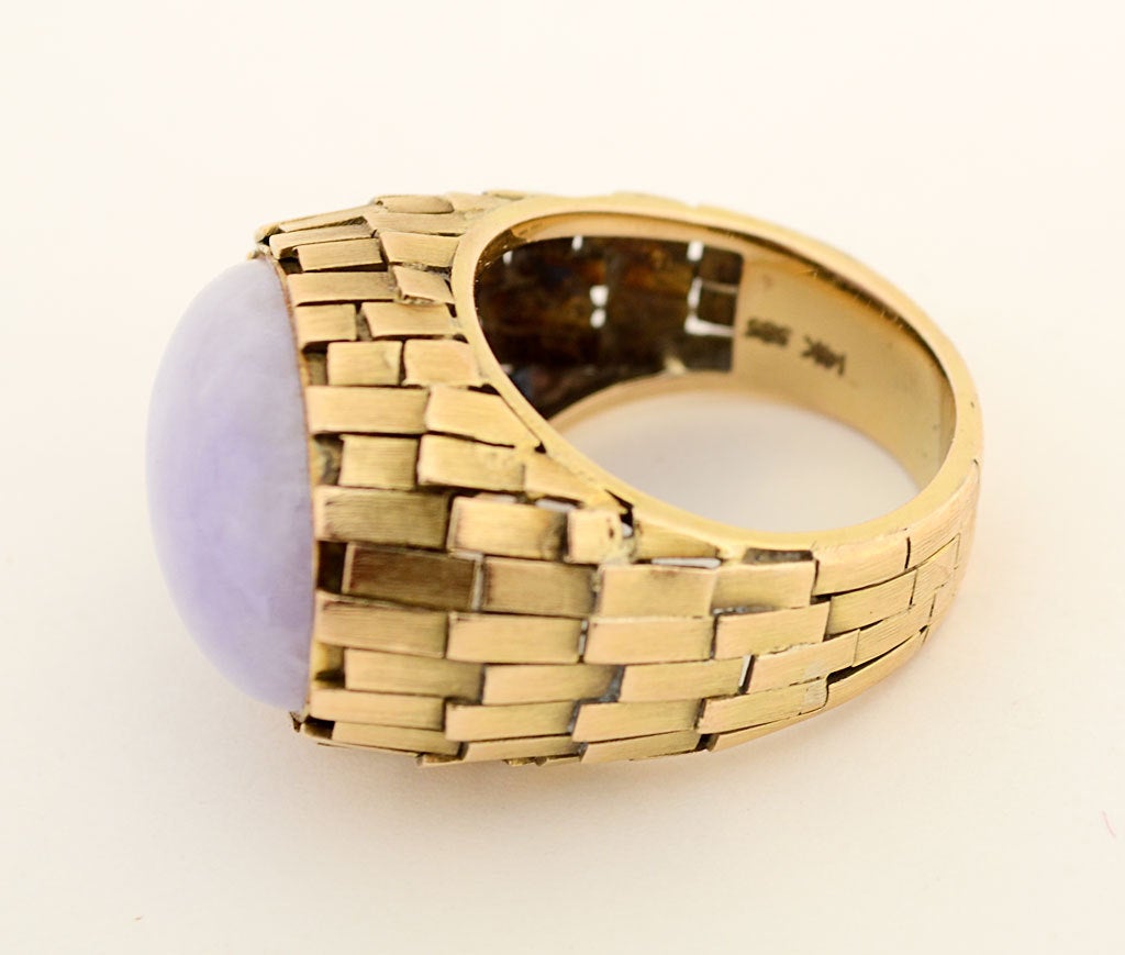 Lavender Jade Textured Gold Ring In Excellent Condition For Sale In Darnestown, MD