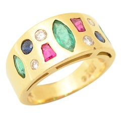 Goldring mit mehreren Steinen