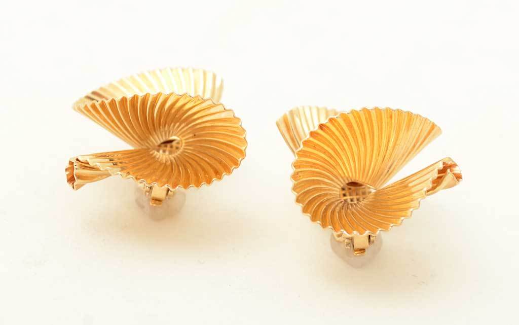 Tiffany swirl earrings with lots of movement and reflection of light. Clip backs. Measure 11/16