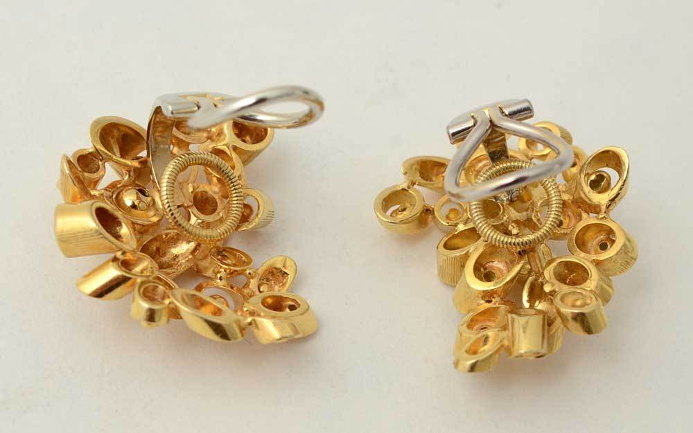 Ungewöhnliche skulpturale Ohrringe des Schweizer Juweliers Emil Meister. Sie sind reich gefärbtes Gold mit glatter und gestreifter Textur.
Die Rückseiten sind Clips, die in Pfosten umgewandelt werden können.