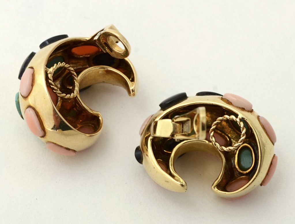 Bunte, halbmondförmige Ohrringe mit ovalen Steinen aus Koralle, Türkis und schwarzem Onyx. Clip-Rückwände, die in Pfosten umgewandelt werden können.
