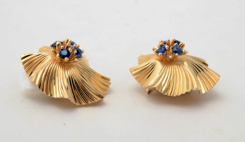 Women's Retro Gold Earrings with Sapphires For Sale
