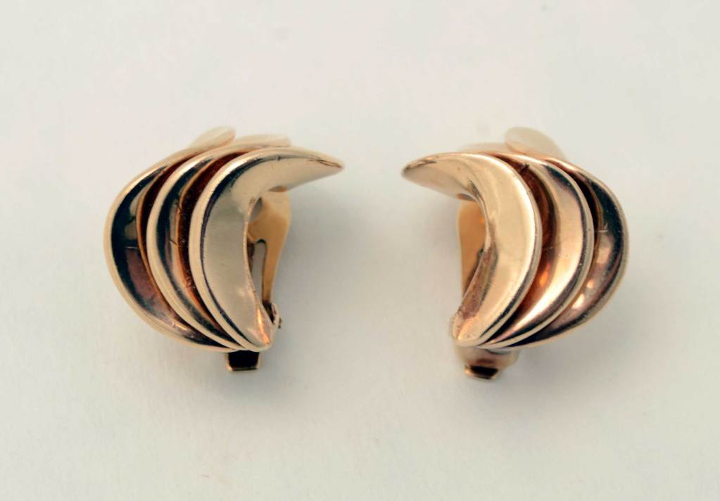 Modernist Gold Earrings In Excellent Condition For Sale In Darnestown, MD