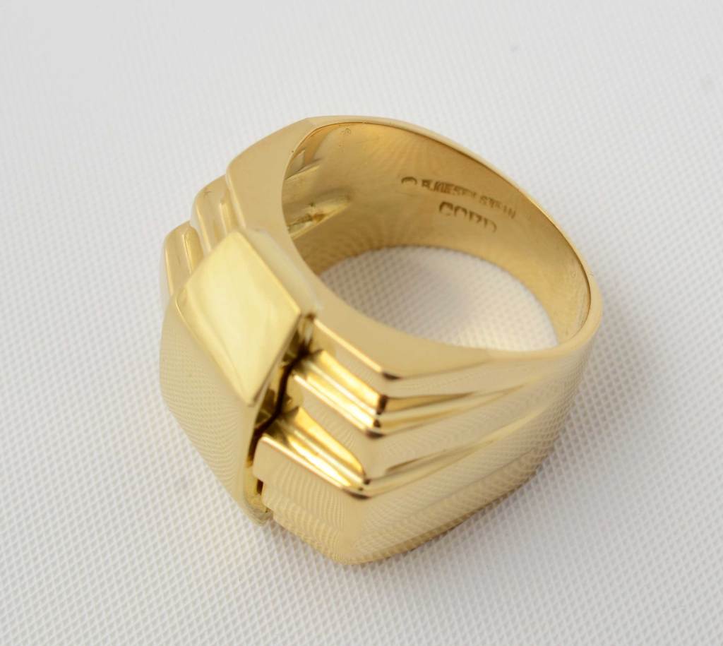 Very architectural 18 karat gold ring by Barry Kieselstein Cord that would suit a man or woman equally well.
Currently size 11 1/4 but can be sized up or down.