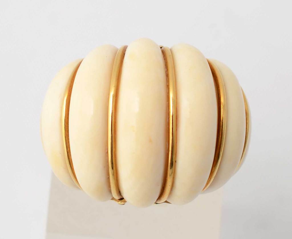 Stilvoller und gewölbter Ring aus Elfenbein im Wechsel mit Goldbändern. Der Ring hat die Größe 6 1/2:: kann aber nach oben oder unten angepasst werden. Die Herstellermarke ist nicht ganz entzifferbar.