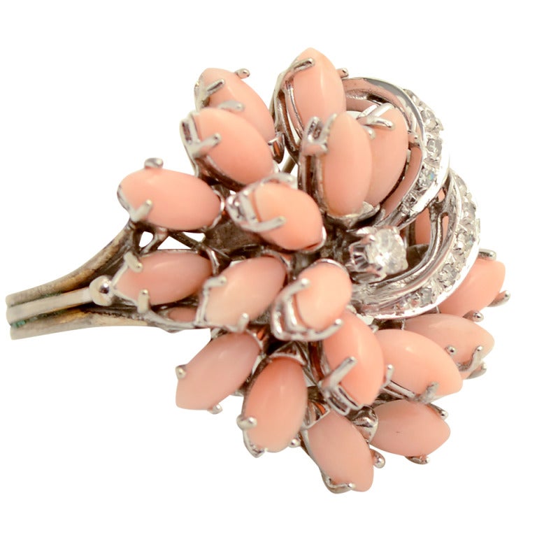 Ring aus Weißgold mit Kor Koralle und Diamant im Angebot