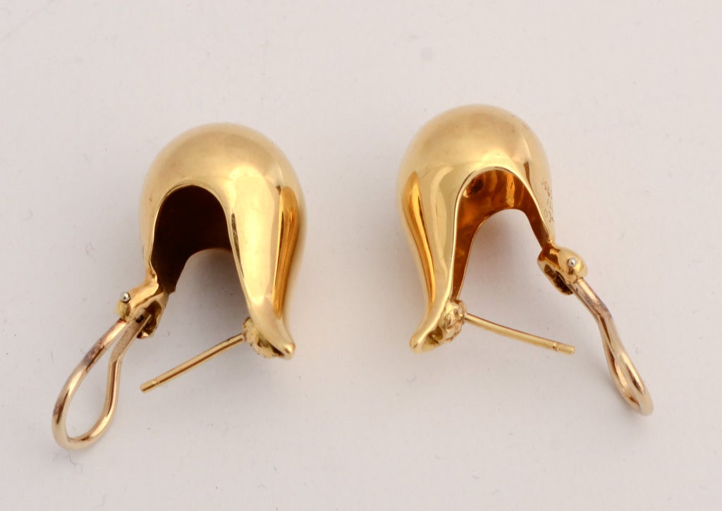 Classic 18 karat gold gold teardrop earrings by Elsa Peretti for Tiffany. They measure 1 1/16