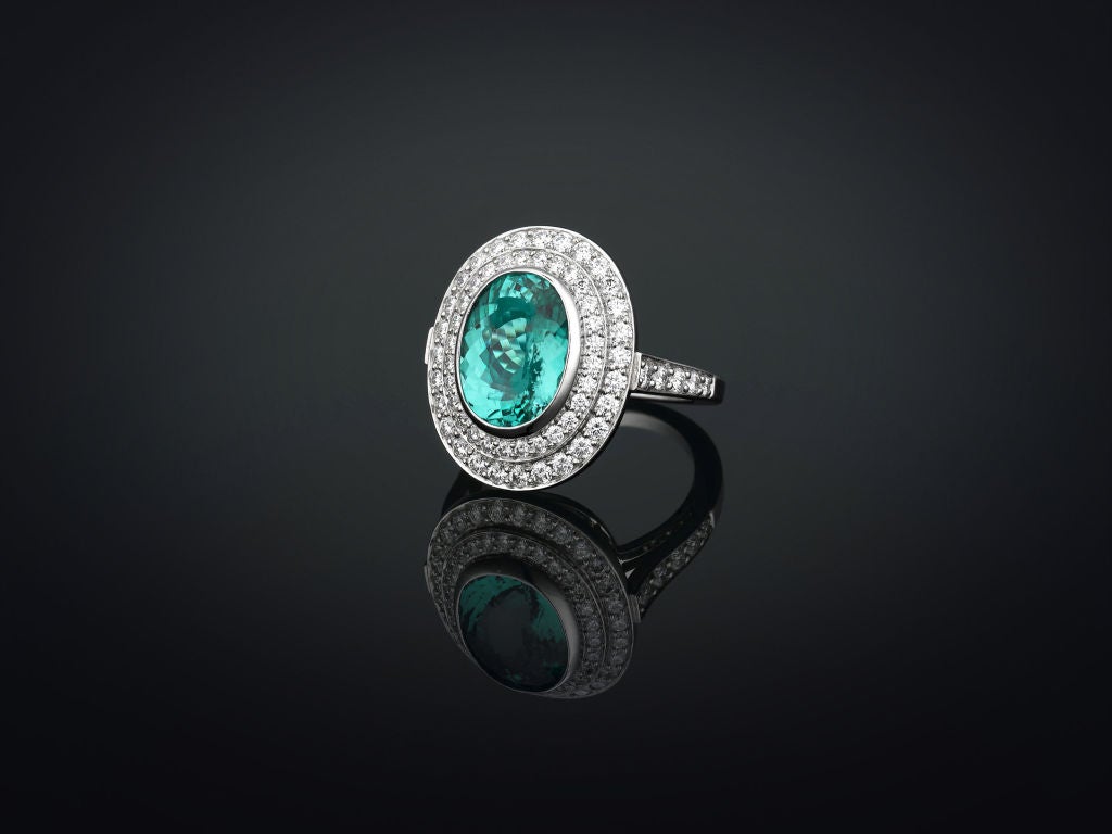 A fantastic 3.71-carat Paraiba tourmaline is featured in this exquisite Tiffany & Co. platinum ring. Exhibiting the absolutely perfect intense turquoise blue hue synonymous with a Brazilian origin, this natural, oval-shaped and fancy brilliant-cut