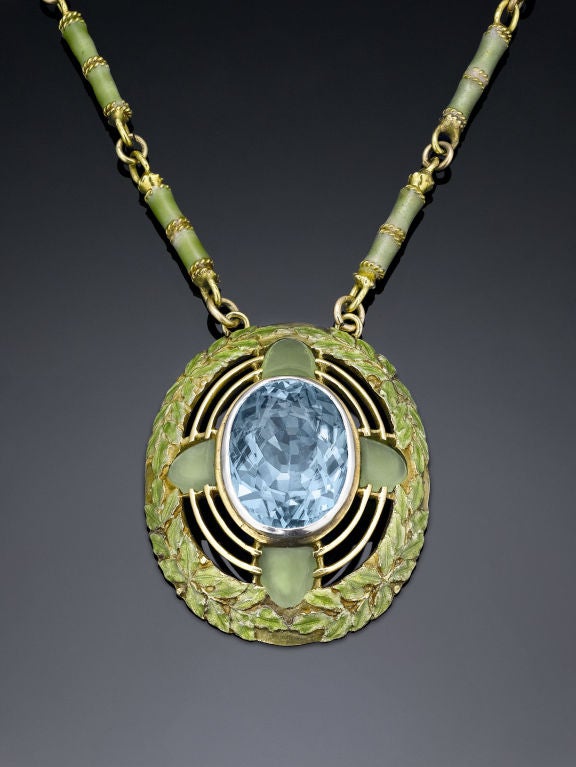 Diese von dem legendären Louis Comfort Tiffany entworfene und von den Tiffany Studios vertriebene Halskette aus 18 Karat Gelbgold ist ebenso ein Kunstwerk wie ein Schmuckstück. Ein großer:: facettierter Aquamarin ist der Star dieses