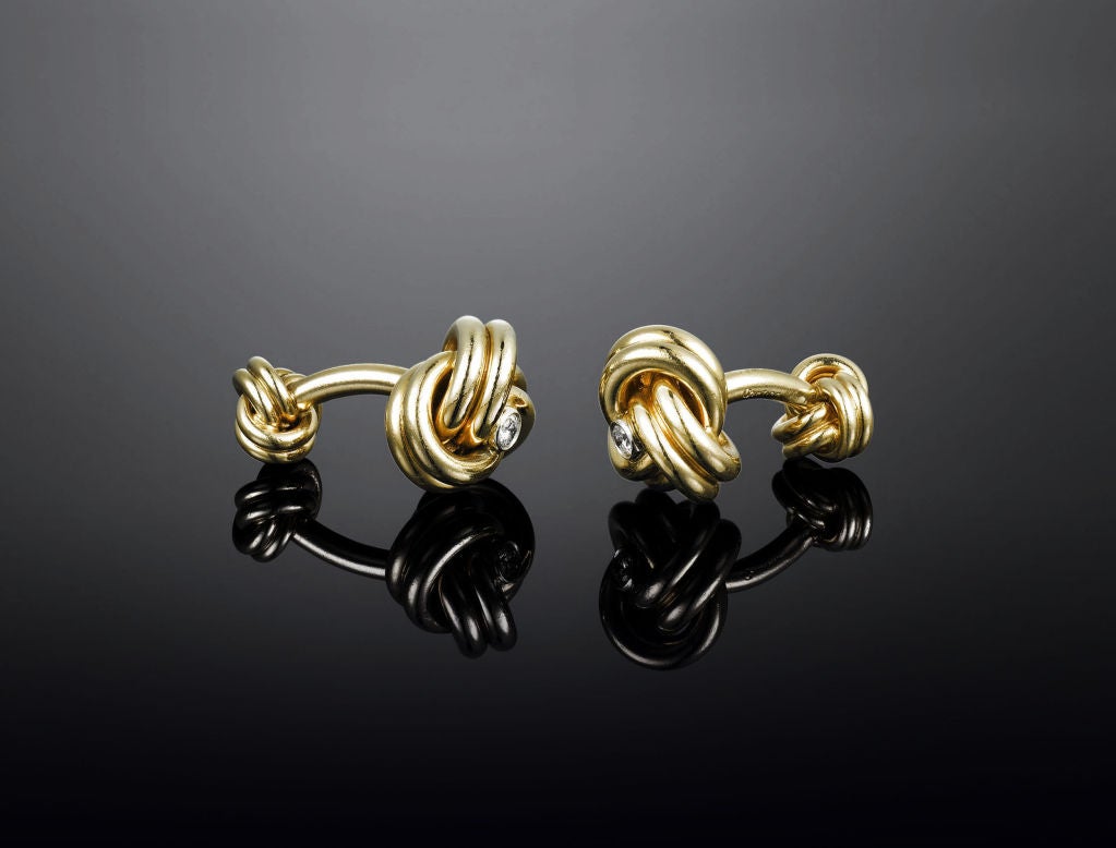 These classic gold cufflinks are the timeless work of Cartier. Crafted in an iconic double love knot design, these 18K yellow gold links sparkle thanks to two round brilliant diamonds. Simply exquisite.

Signed 