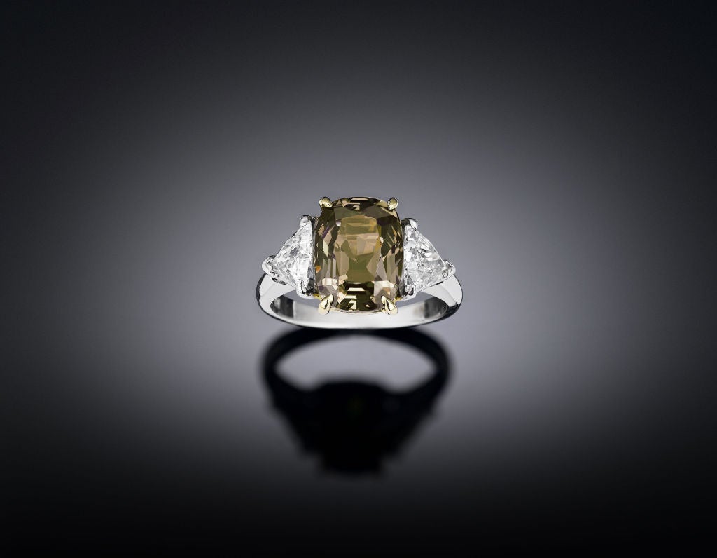 A beautiful 4.14-carat natural Alexandrite sparkles in this ring. Changing from a deep 