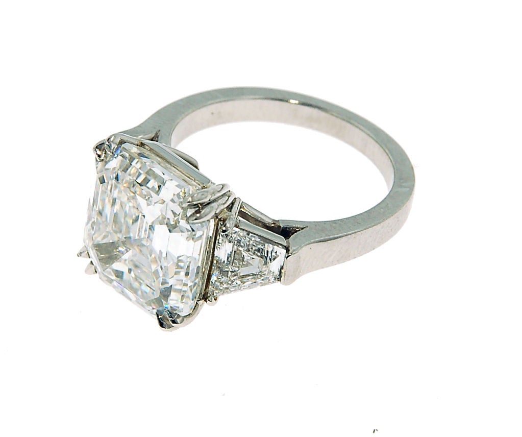 Diamant taille émeraude certifié GIA de couleur G, pureté VS2 pesant 8,06 carats avec 2 diamants trapézoïdaux pesant 1,23 carats dans une monture en platine.