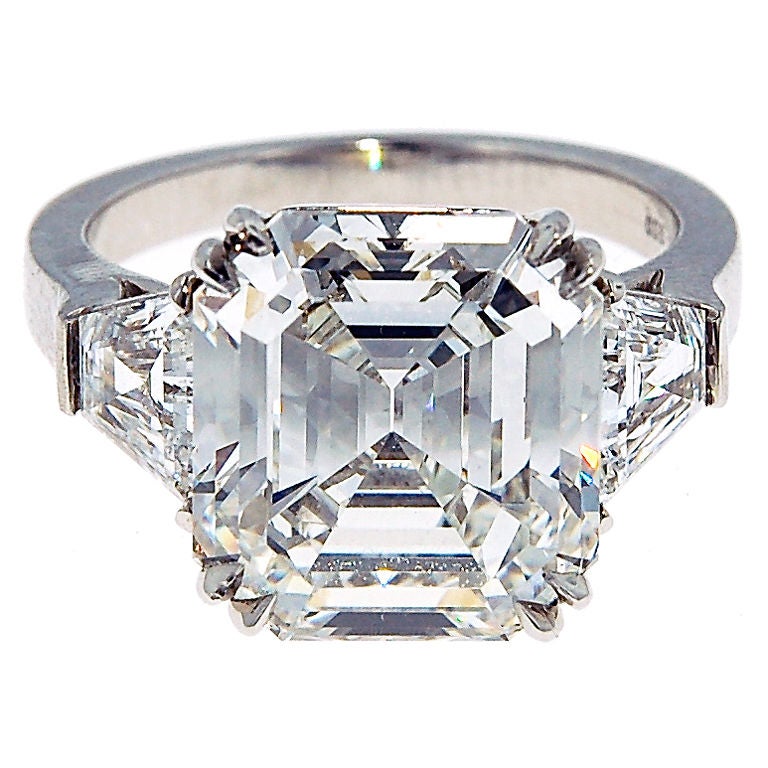 Bague en diamant à taille d'émeraude en vente